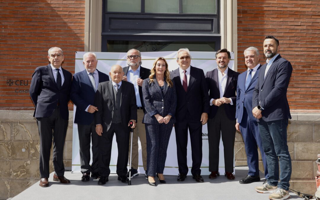 CEDELCO y el Ayuntamiento de Elche homenajean a cuatro grandes referentes del tejido empresarial ilicitano en la calle Trinquet, con el patrocinio de Banco Sabadell